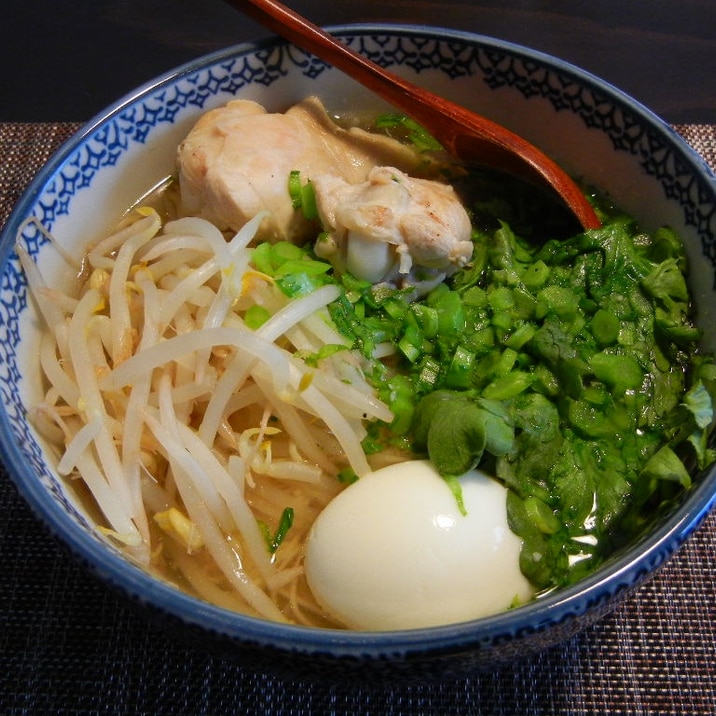 鶏手羽もとと春菊のフォー